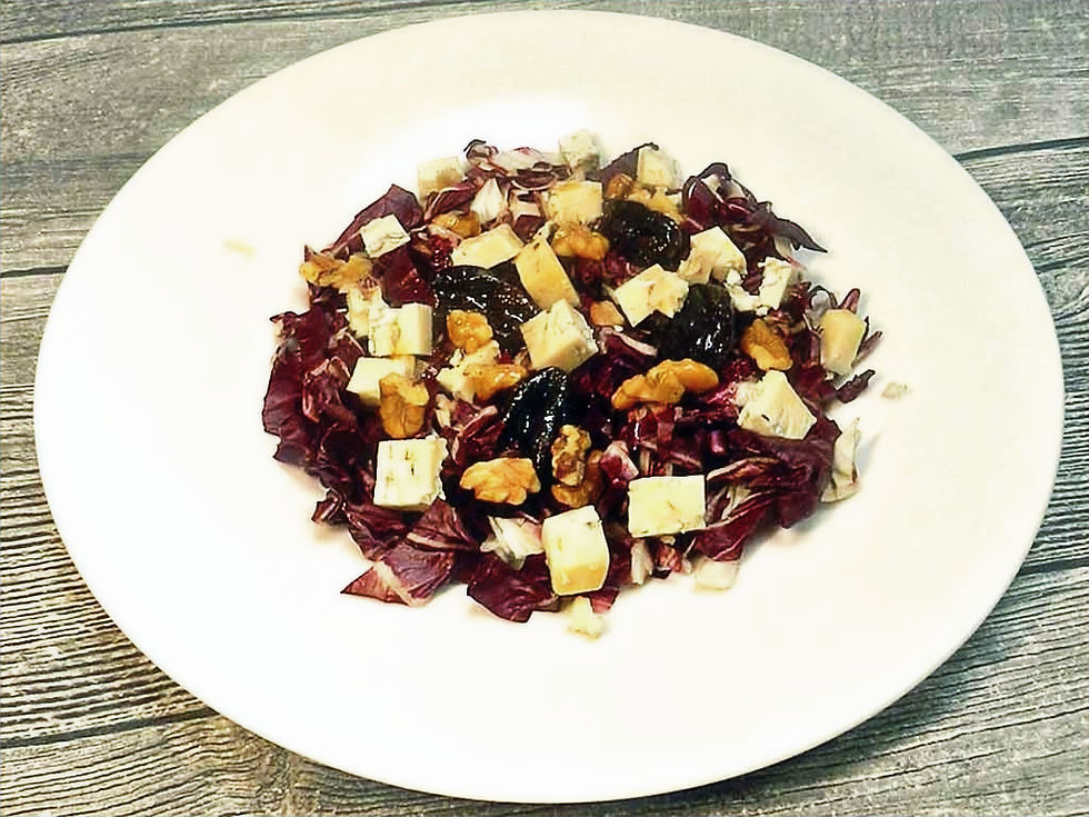 Ein bitter-Süßer Salat mit Backpflaumen und Radicchio.