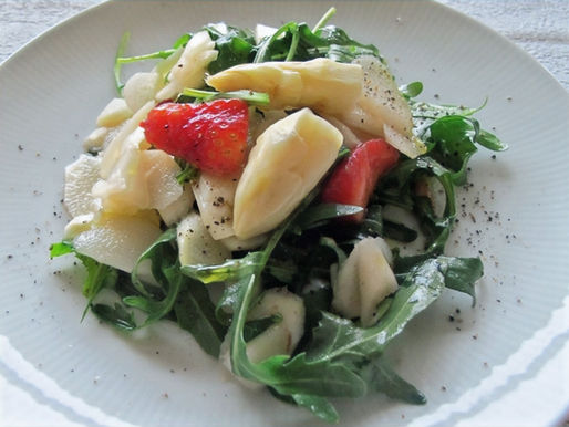 Zum Reinbeißen bereit ist der Salat aus Spargel, Erdbeeren und Rauke.