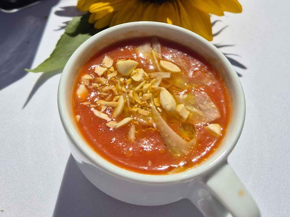 Perfektes Sommeressen: Gazpacho mit Tomaten und Aprikosen. Foto: kochgesellschaft