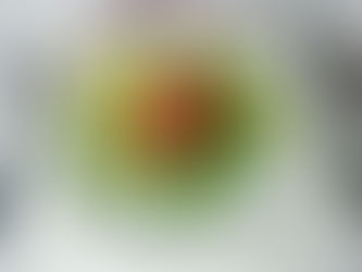 Ein grüner Salat mit Spargel und Erdbeeren.