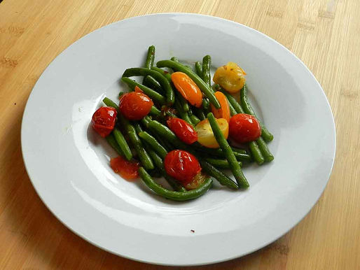 Grüne Bohnen mit bunten Tomaten
