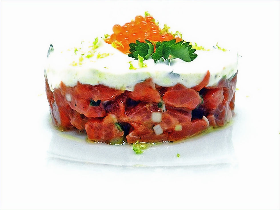 Lachstatar wird gekrönt von Limettenjoghurt und Lachskaviar. Foto: kochgesellschaft