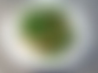 Ein Teller Salat mit Feldsalat, Birnen und Blauschimmelkäse aus Frankreich.