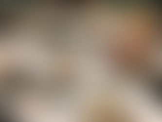 Fleißige Hände richten Teller an und bestreuen sie mit Pfeffer.