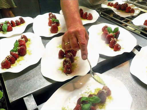 Erdbeeren werden mit Zucker gesüsst.