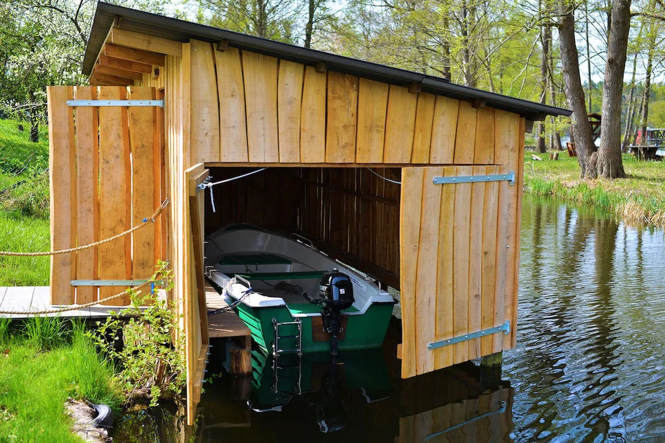 Bootshaus mit Boot am Havelufer in Priepert