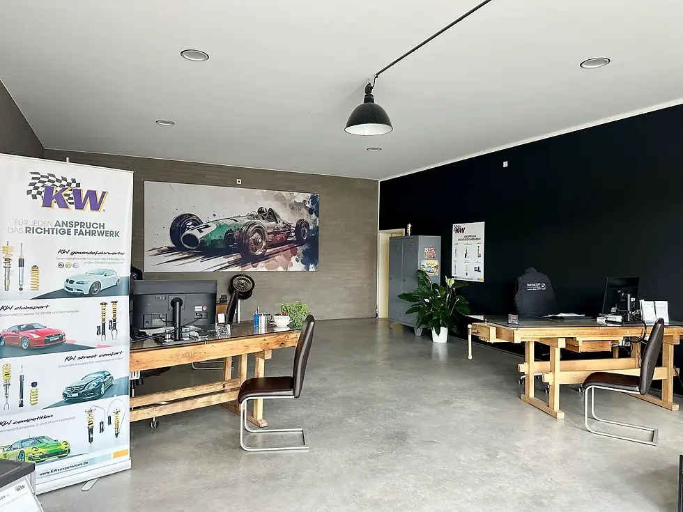 Autowerkstatt-Team in Heidenau bei der Arbeit