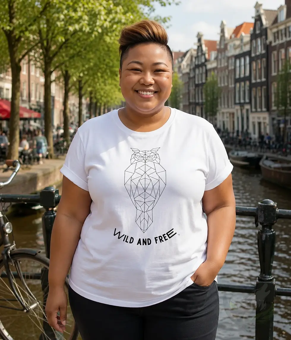 Miniaturbild: Plus size Asian woman wearing a white shirt with a geometric owl Wild and Free design
