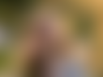 Hochsensible Frau in entspannter Umgebung