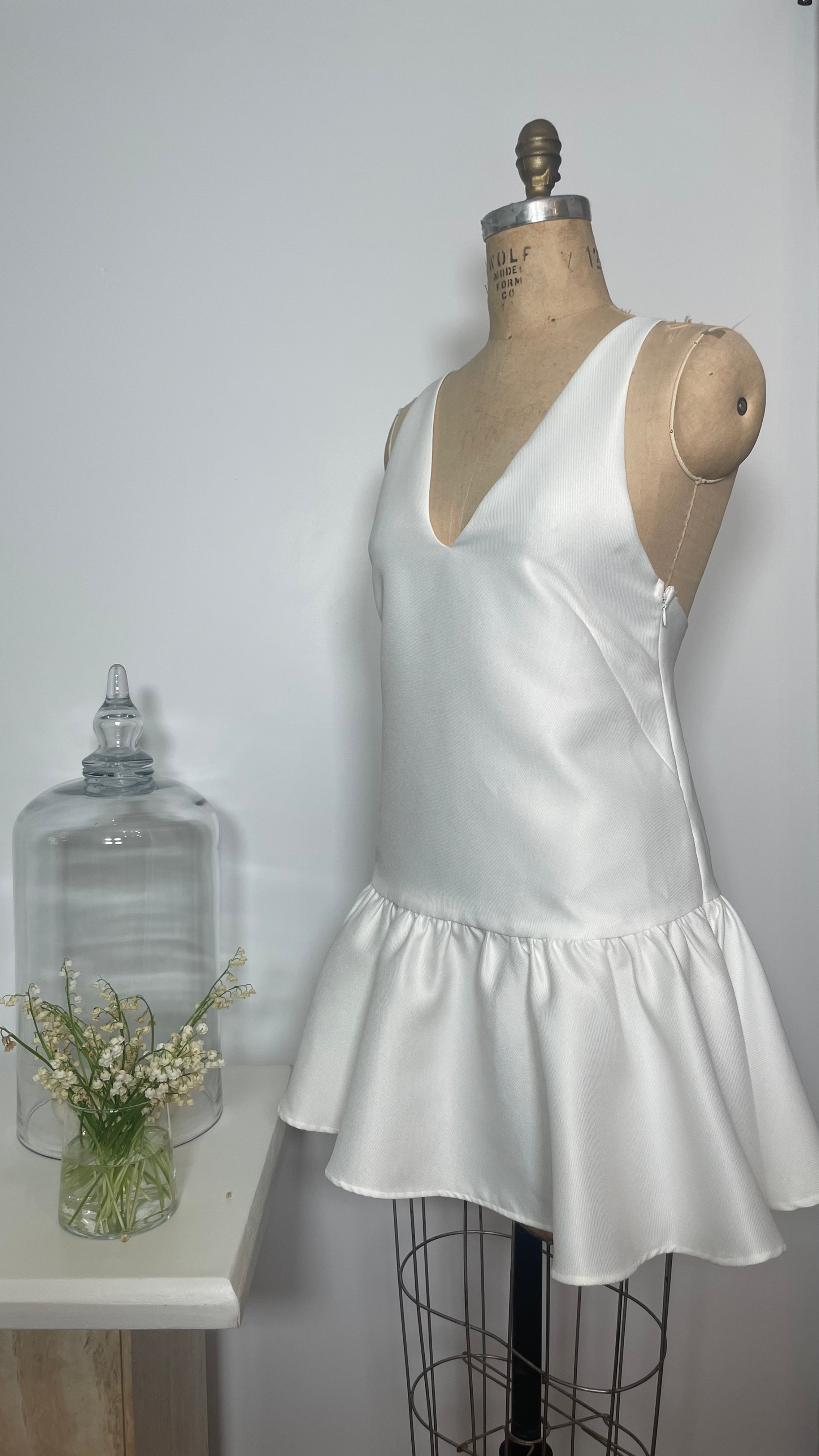 Robe au décolleté profond et volant au bas - Mustard seed