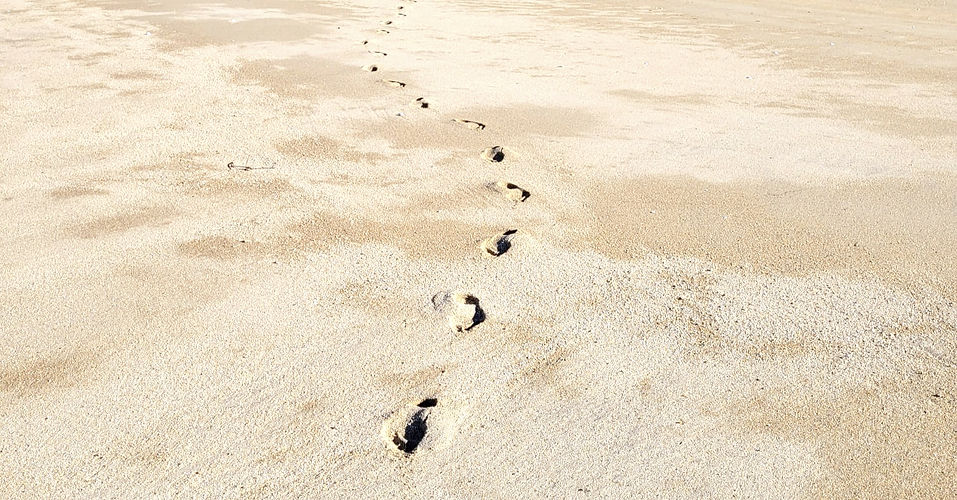 fussspuren-im-sand_edited.jpg