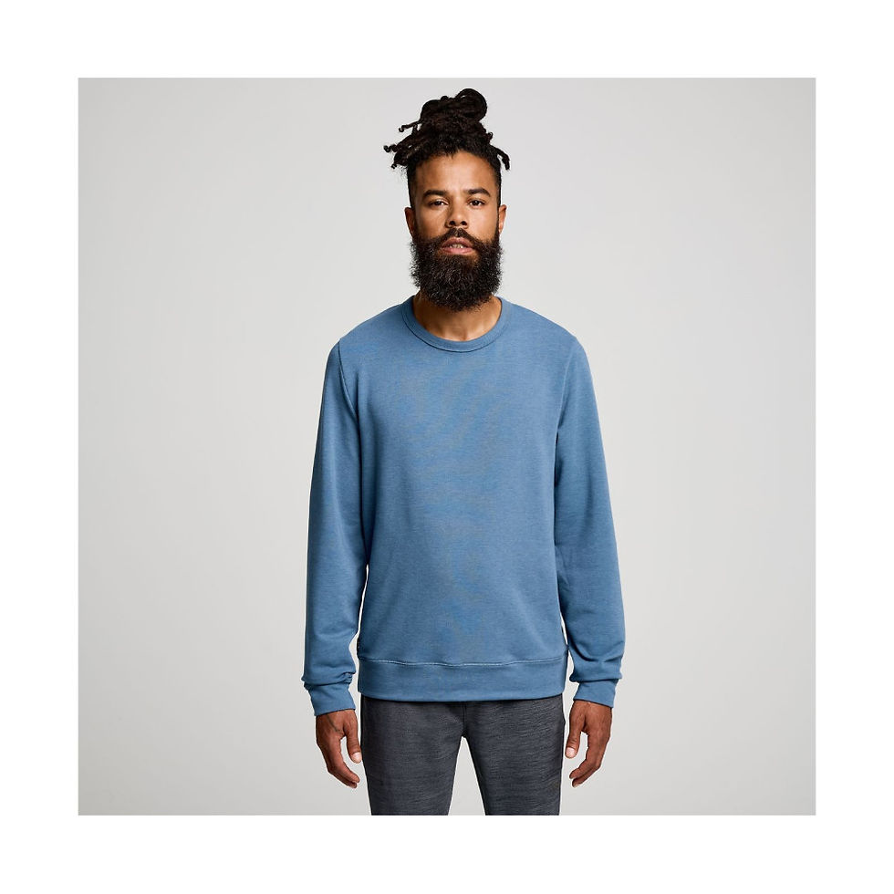 Чоловік у синьому светрі. Рукавички CMP MAN SKI GLOVES (розмір 10). Фон світлий, нейтральний. Інтернет-магазин SwimDream.