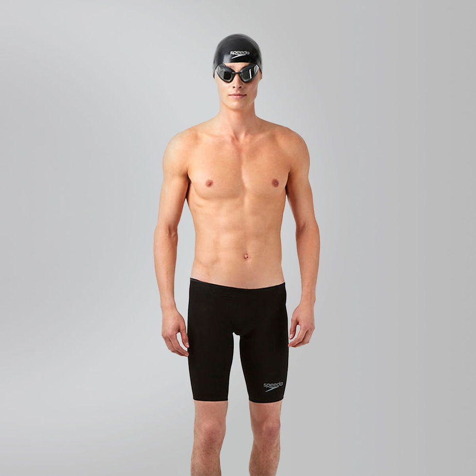 Прев'ю: Чоловік у чорних шортах та Дзеркальні окуляри Speedo Fatskin Speedsocket 2.0 mirror для плавання.