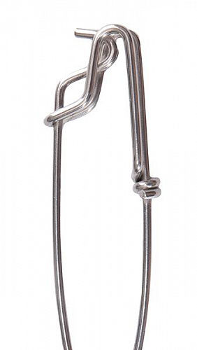 Сріблясті кухонні щипці, крупний план, білий фон. Інтернет-магазин SwimDream.