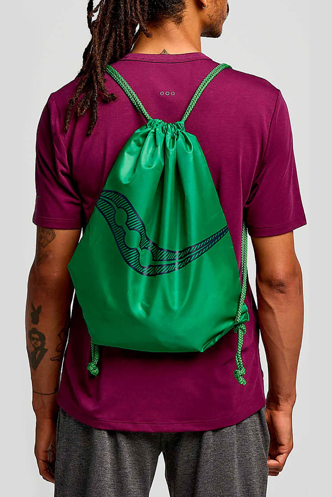 Зелений мішок Saucony з чорним логотипом, на спині людини, в Інтернет-магазині SwimDream.