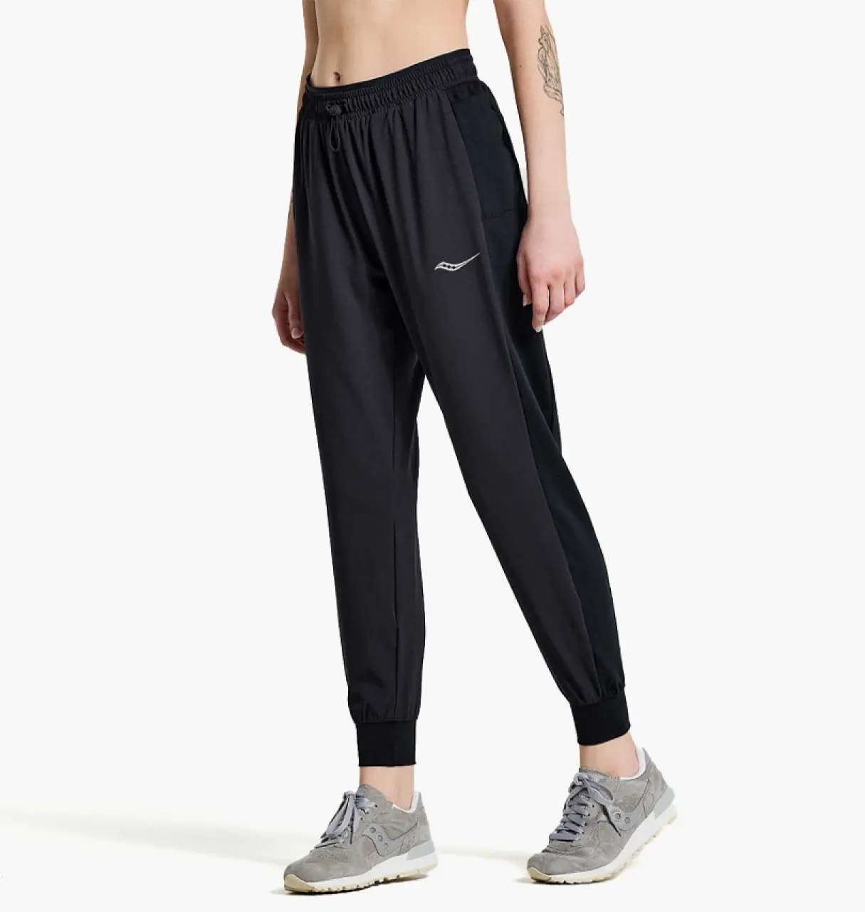 Жінка у чорних штанах для бігу, спортивний одяг, активний спосіб життя.