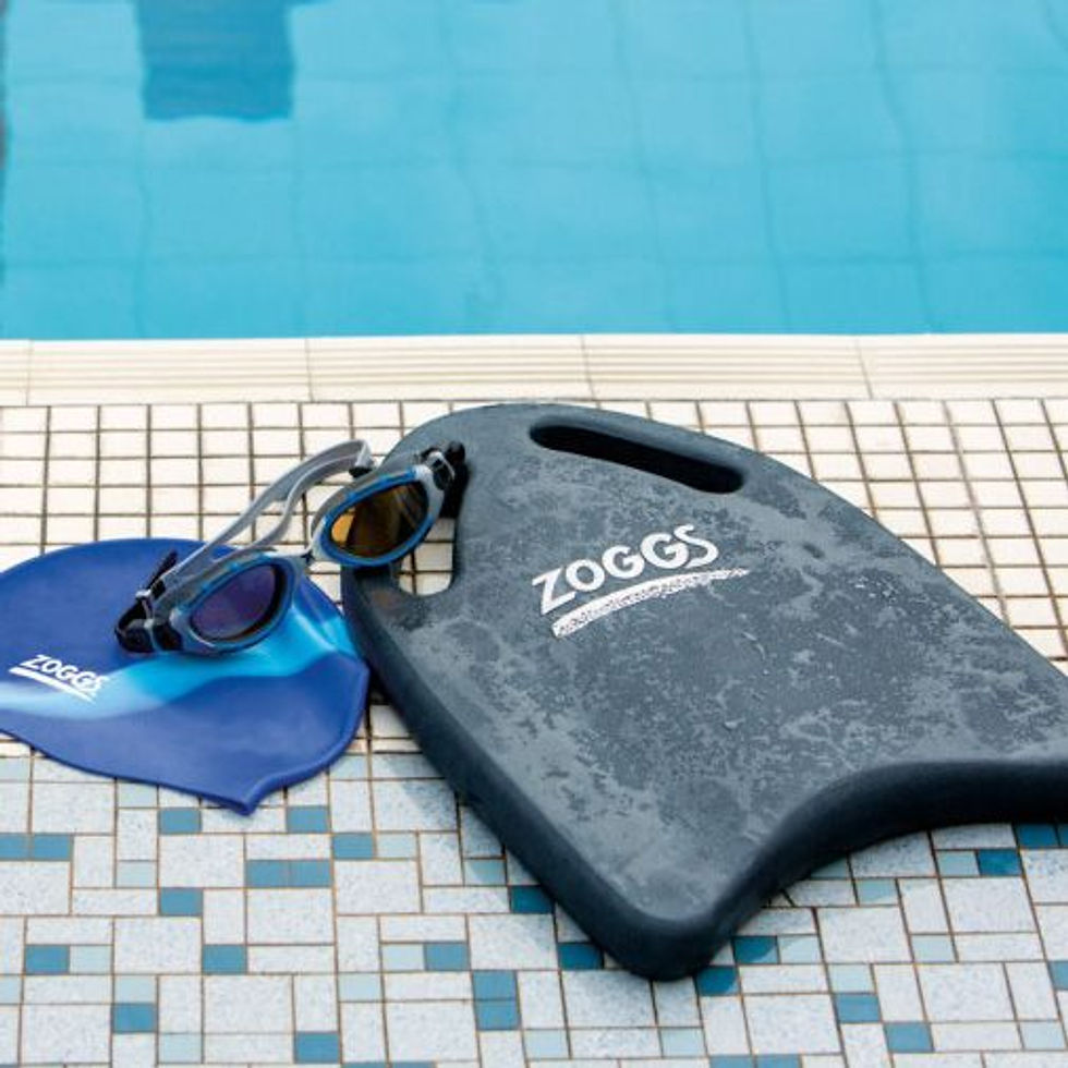 Плаваючі окуляри, шапочка та дошка Zoggs біля басейну. Інтернет-магазин SwimDream