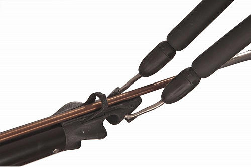 Підводна рушниця з деталями, чорний колір, занурення, інструмент для риболовлі.