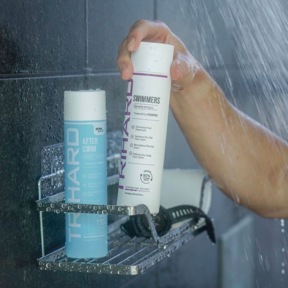 Рука тримає Шампунь для волосся Trihard Swimmer's Shampoo Classic, 250 ml в душі, інтернет-магазин SwimDream.