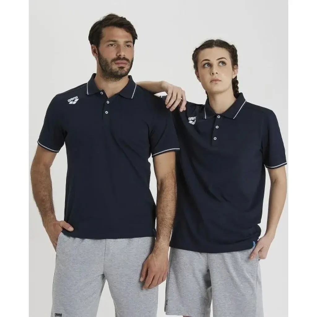 Чоловік і жінка у темно-синіх футболках поло Arena, біля світлого фону.