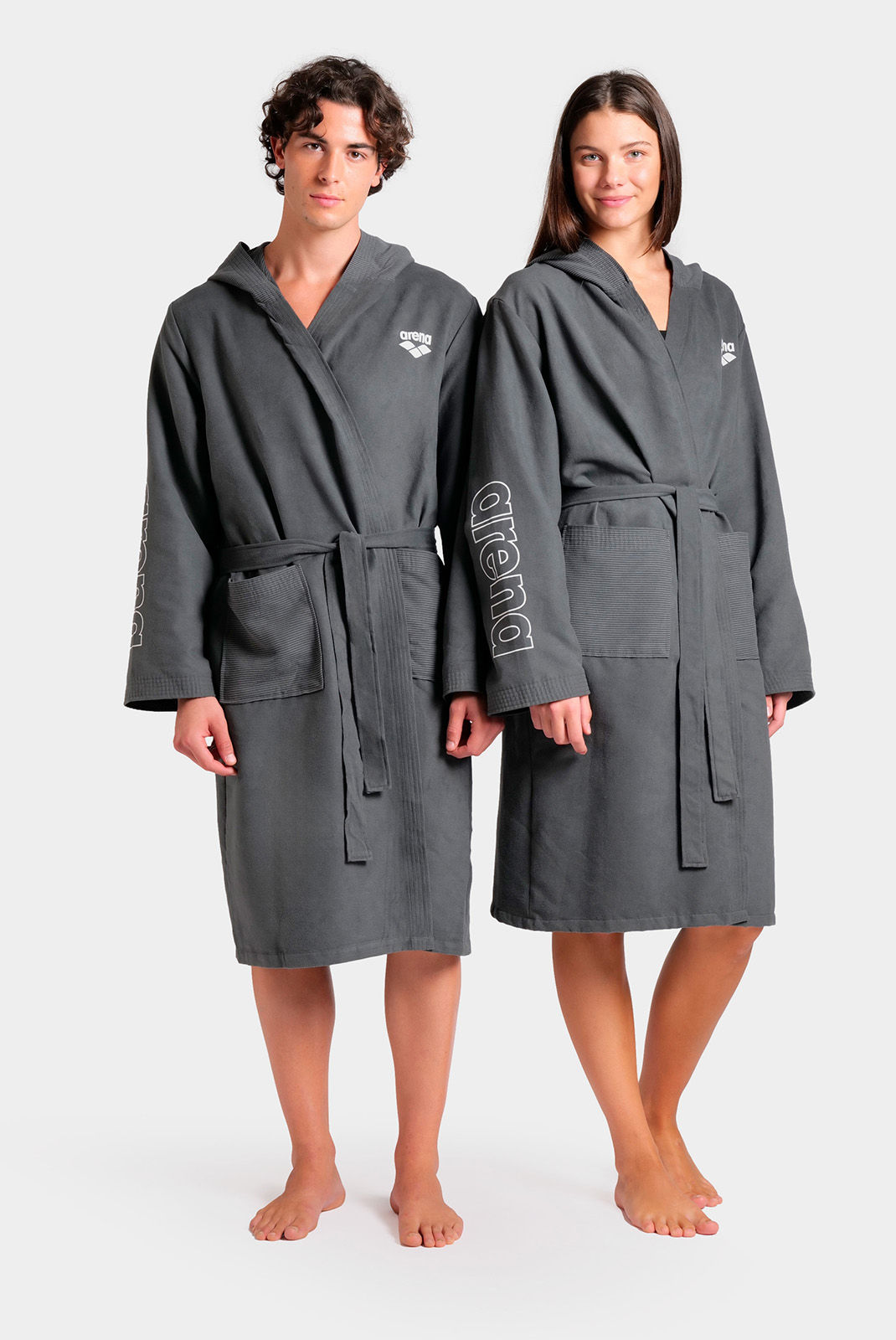Дві людини у сірих халатах Arena ZEAL ROBE (розмір XL) на білому фоні. Інтернет-магазин SwimDream