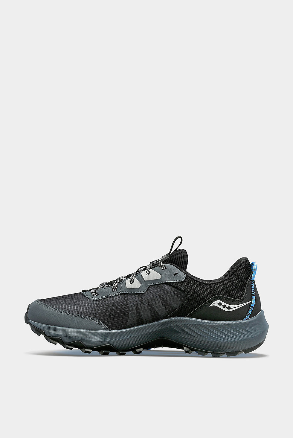 Чорне спортивне взуття Saucony з логотипом, вид сбоку, на білому фоні.