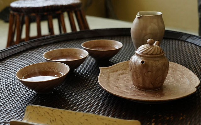 馬彫刻の緑色の杯、グイ飲み? 鈎一馬個展2025