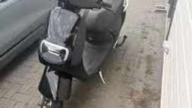 Schwarzer elektrischer Bromscooter Sakura, Typ ZF2.