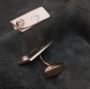 Kultaiset Neitsyt -kalvosinnapit