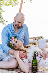 Intimate couple moment on a boho-style picnic at Eagle Beach in Aruba, captured by professional Aruba photographer Edrxck.