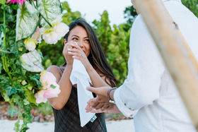 Surprised woman reacting to a marriage proposal at Eagle Beach Aruba, photographed by professional Aruba photographer Edrxck.