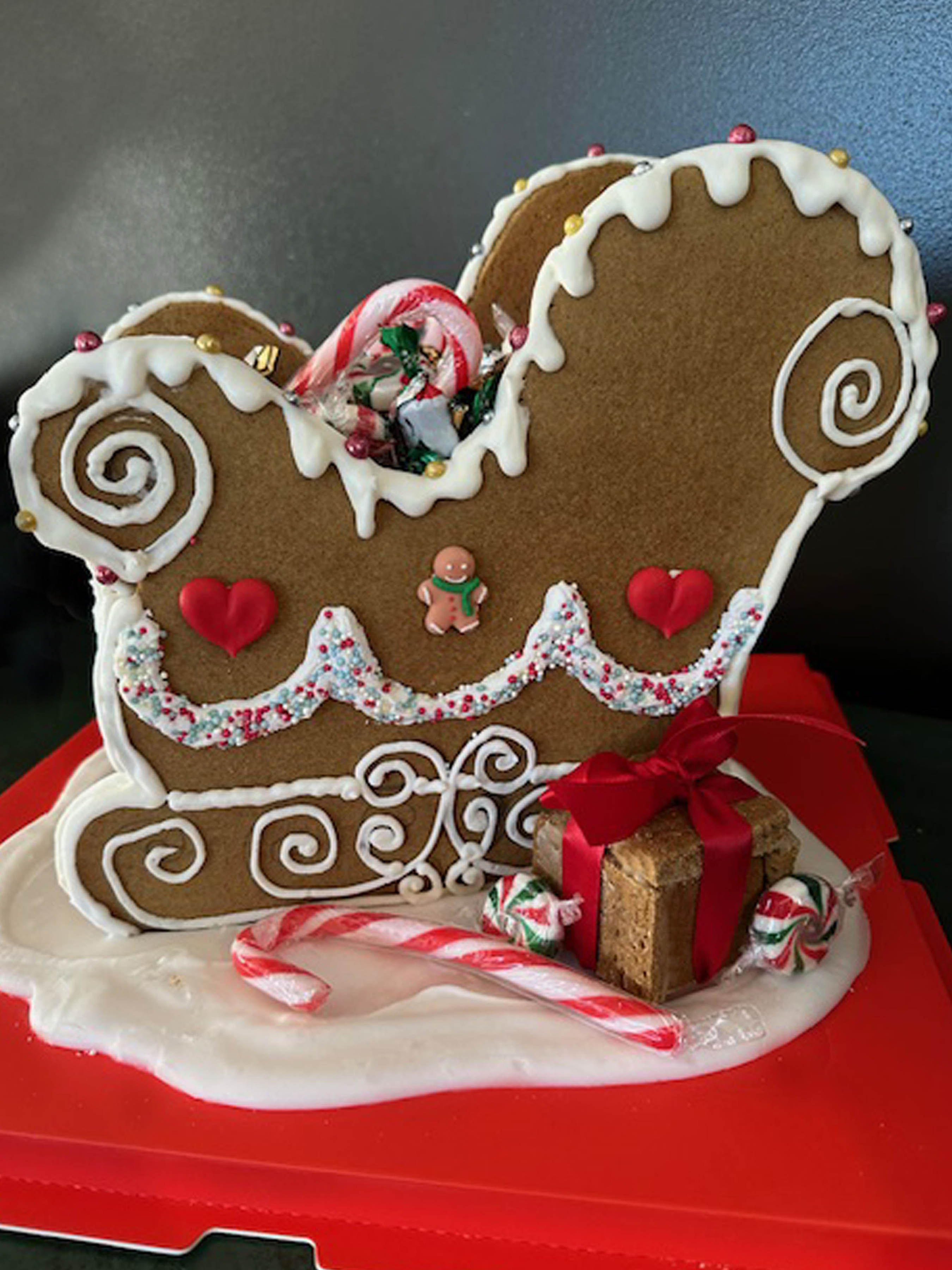Gingerbread sleigh filled with candy
