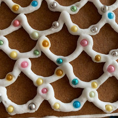 Shingle icing design with multicolour sugar balls