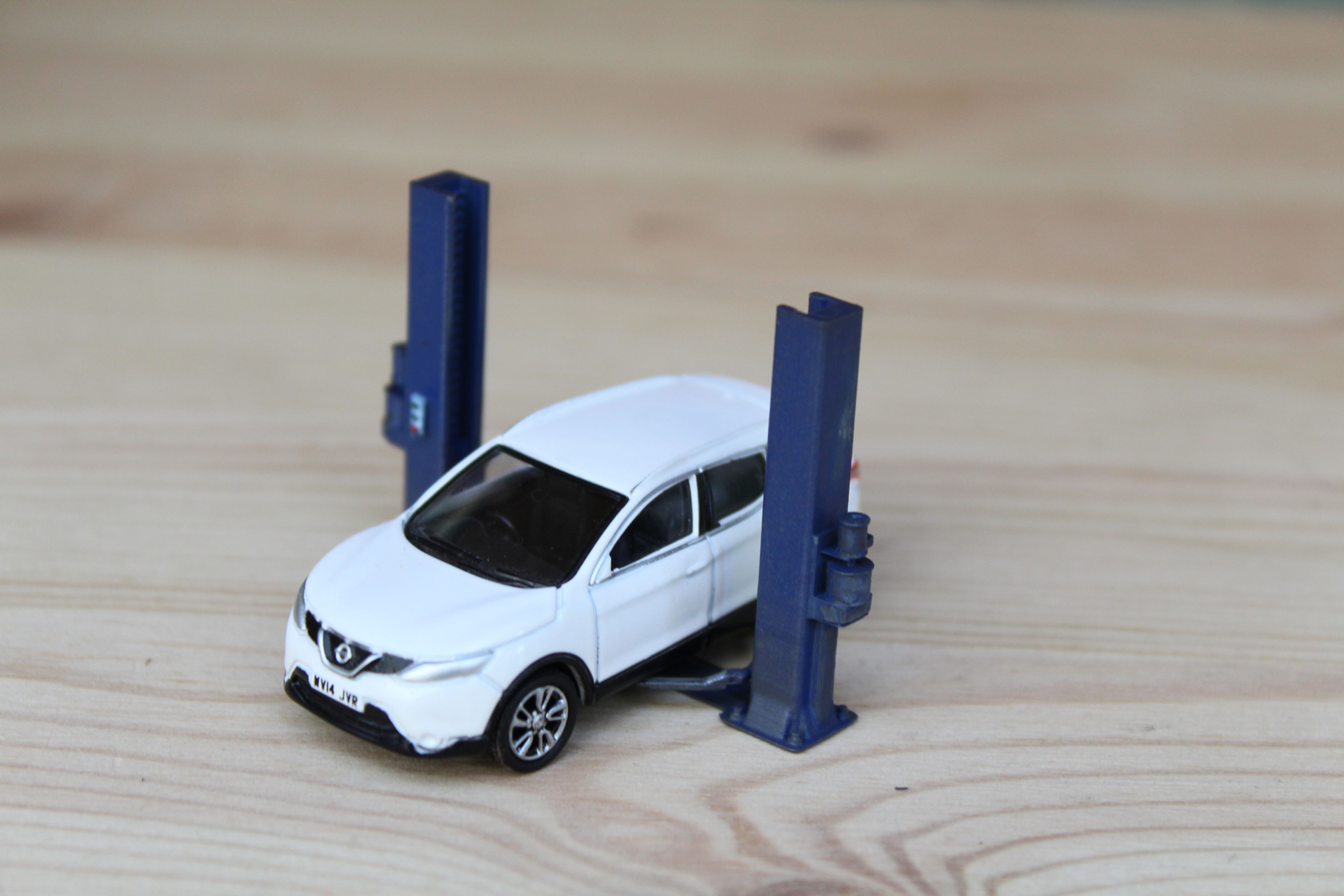 2 Post Car Lift - BLUE - Car Garage Accessory - 1:76 OO Gauge Model Railway