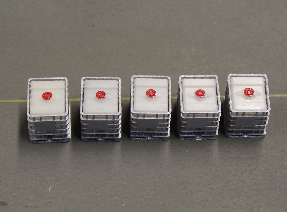 Thumbnail: IBC Pallet Tanks 1000L - RED LIDS - Pack of 5 - 1:76 OO Gauge Model Railway