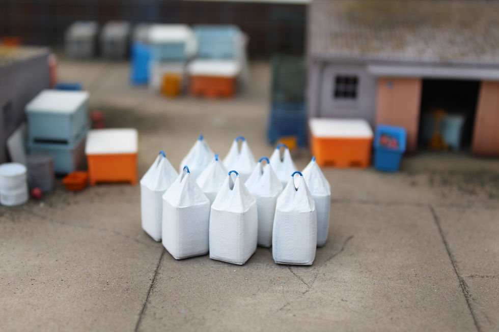 Thumbnail: Fertiliser Tonne Bags - WHITE with BLUE LOOPS - Pack of 10 - 1:76 OO Gauge Model