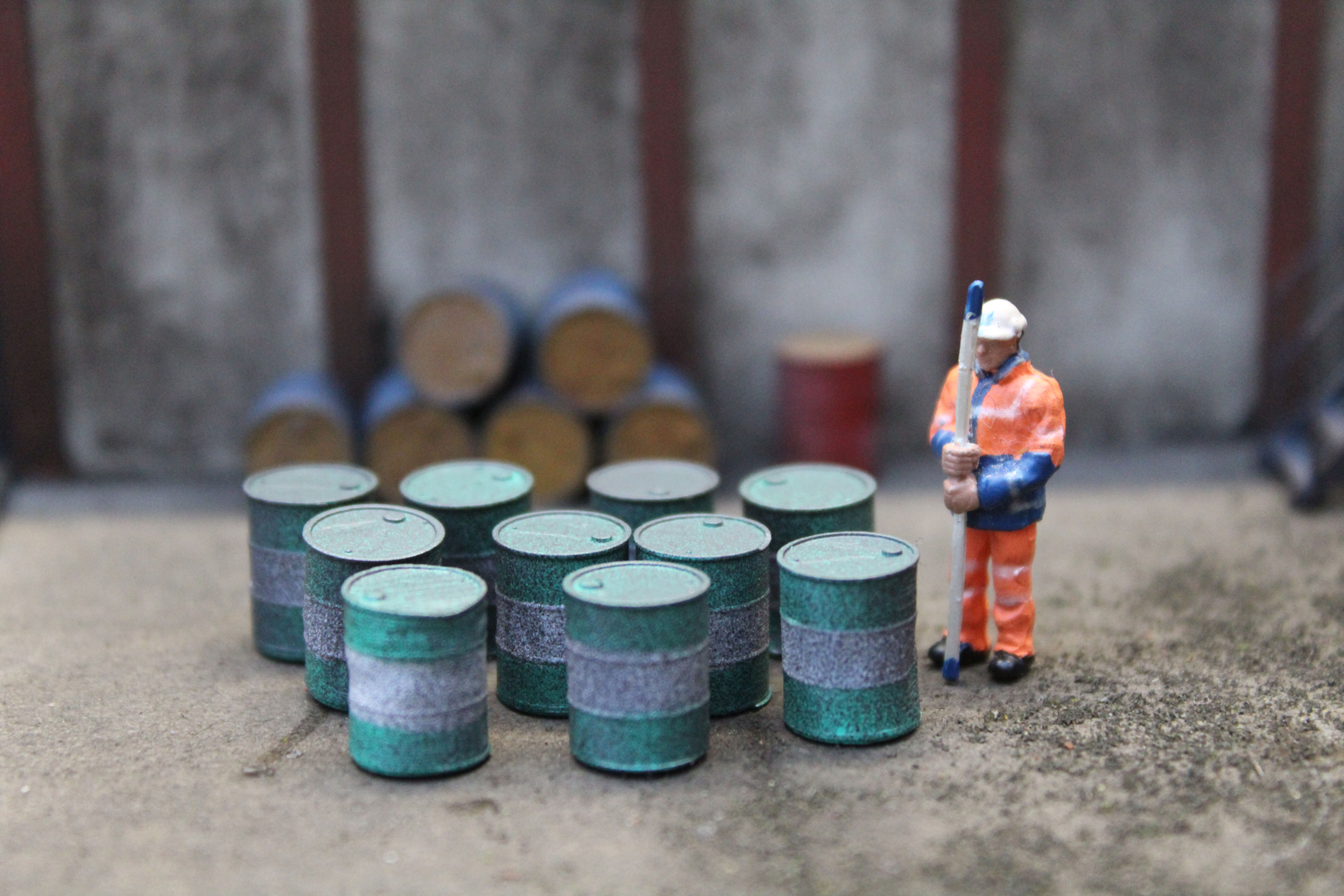 Dented Oil Drums - GREEN with WHITE stripe and lids - Pack of 10 - 1:76 OO Gauge