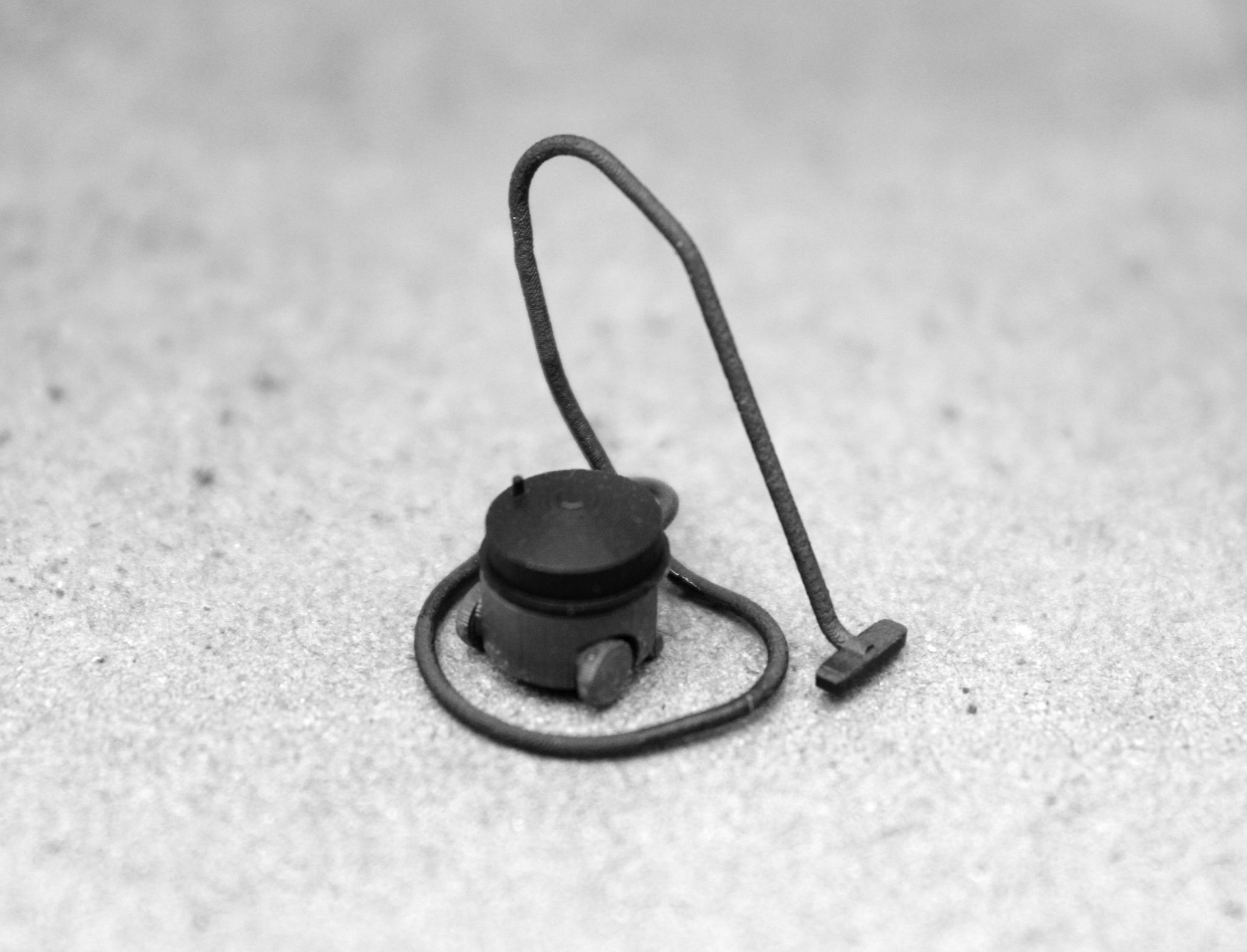 Vacuum Cleaner - UNPAINTED - OO Gauge 1/76 - Pack of 1 - Model Railway