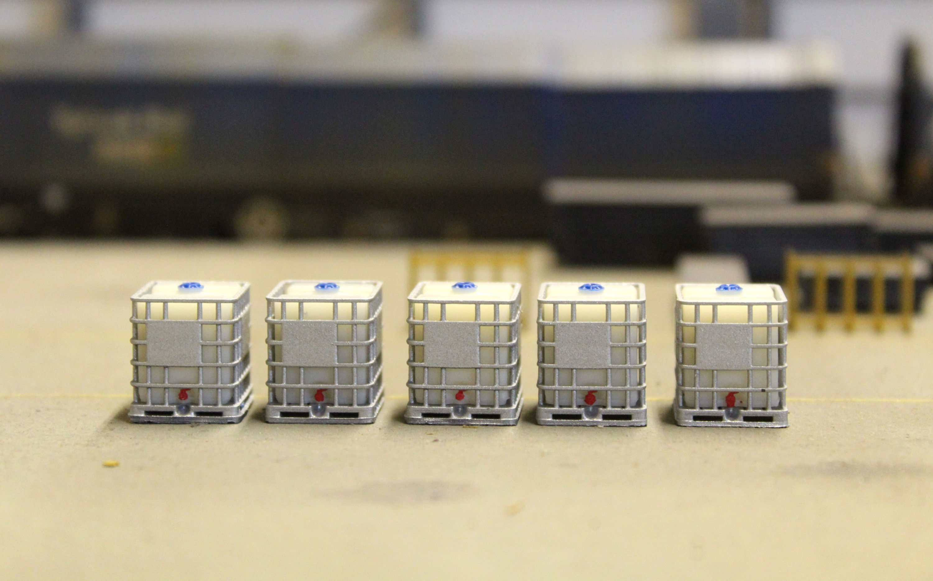 IBC Pallet Tanks 1000L - BLUE LIDS - Pack of 5 - 1:76 OO Gauge Model Railway