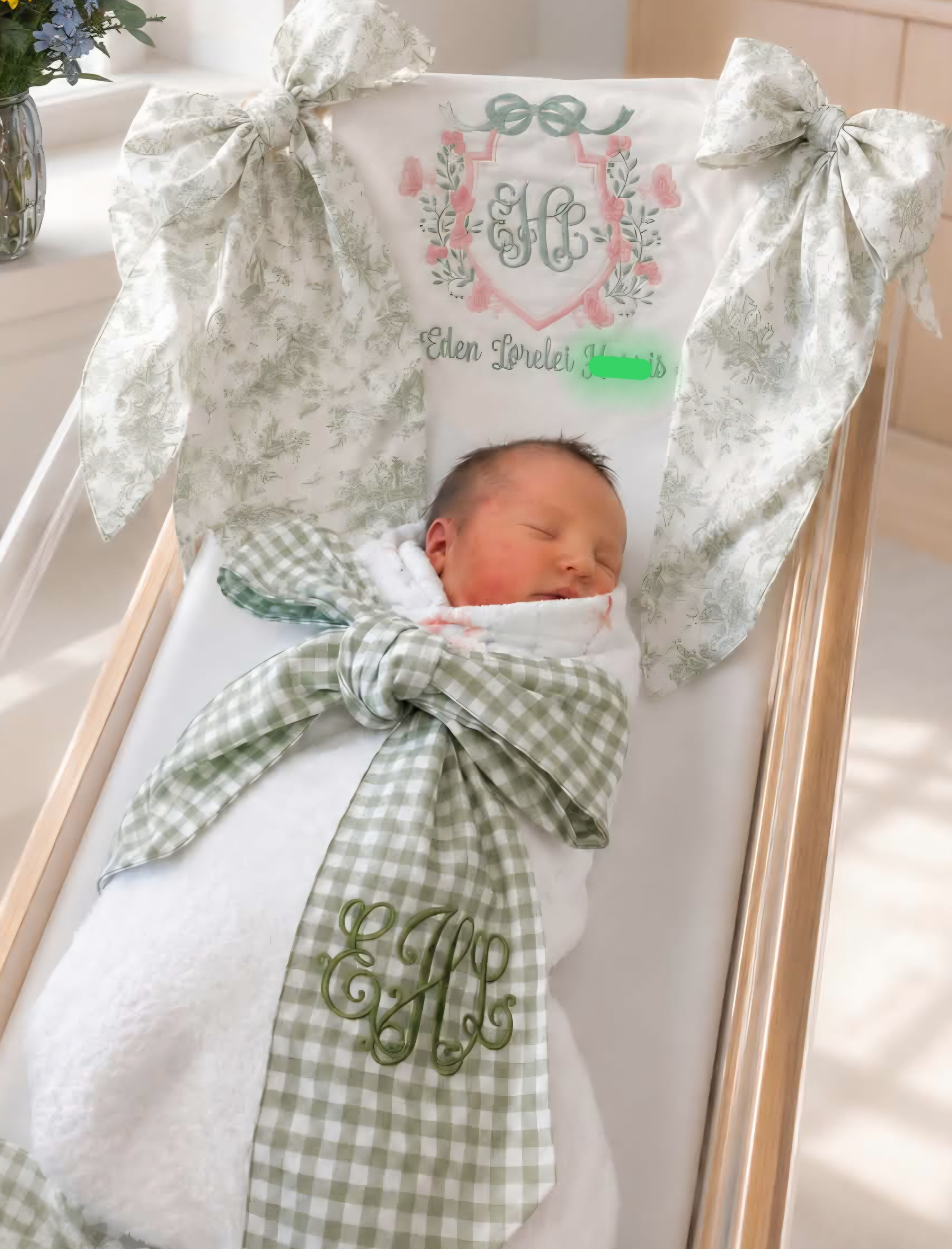 Infant crest with side bows and belly bow