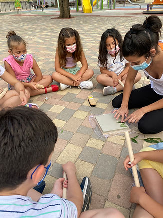 taller de cerámica con huellas de la naturaleza, con l@s niños en el parque
