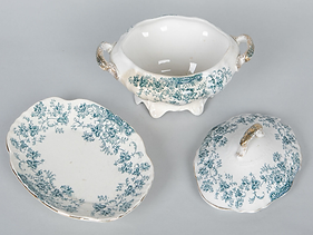 כלי מהודר ומעוטר  לרוטב או תבשיל עם מגש לא מחובר.png