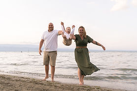 séance famille en extérieur au bord de l'eau - Studio Luciole à Mions