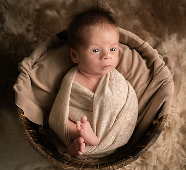 photographe-naissance-mions-bebe-emmaillote