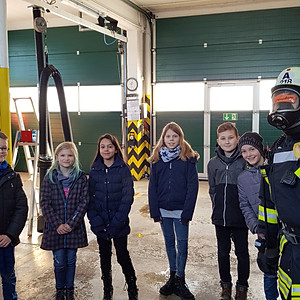 Besuch der 4. Klasse bei der Feuerwehr Breloh