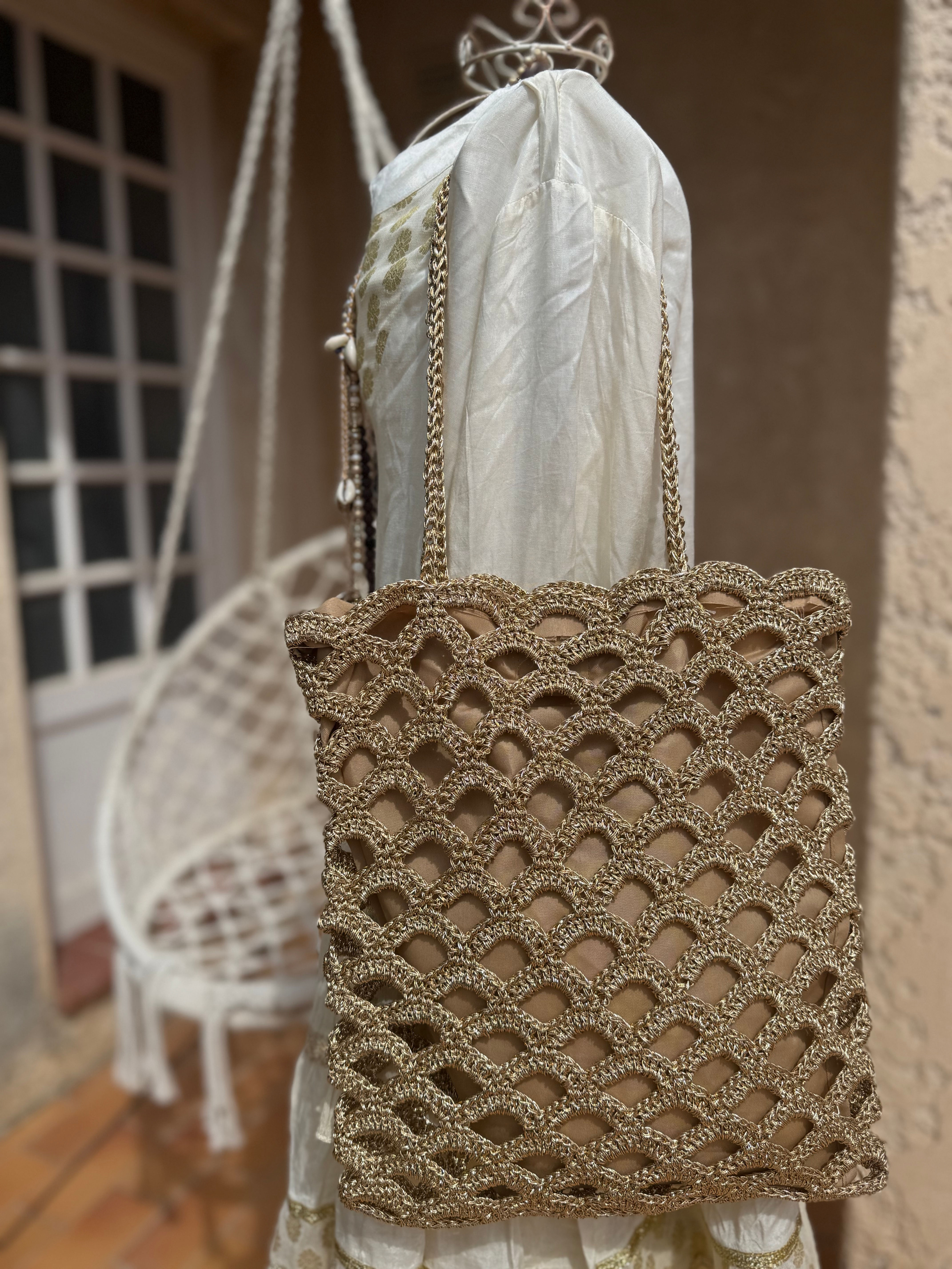 Tote bag en crochet tout en brillance or