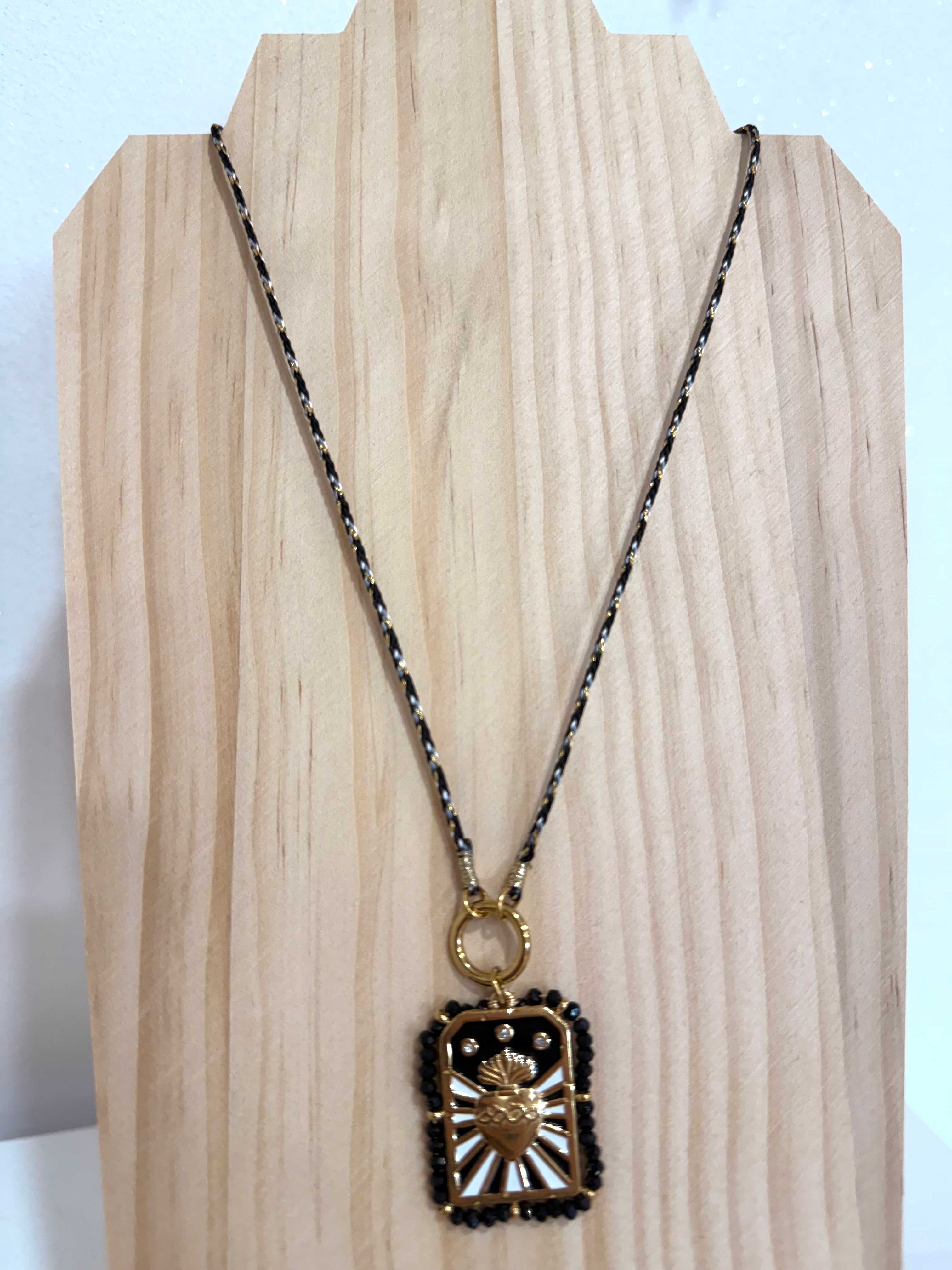 Collier avec amulette ex-voto