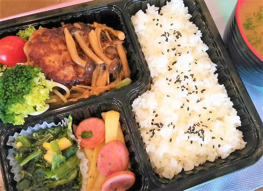 2月15日 金 は きのこ和風煮込みハンバーグ弁当 味噌汁 2月15日 金 は きのこ和風煮込みハンバーグ弁当 味噌汁