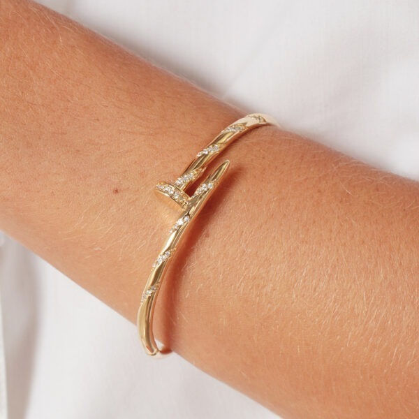 BRACELETE PREGO TRANÇADO CRAVEJADO - FOLHEADAS A OURO E PRATA