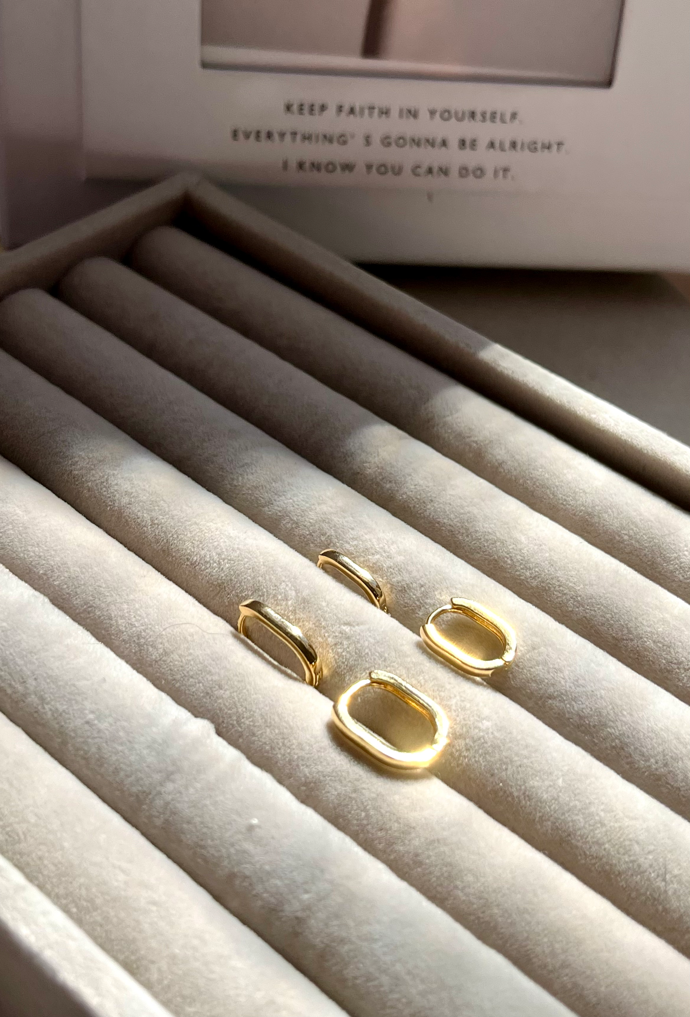 DUPLA DE ARGOLAS  LISAS OVAL FOLHEADA  A OURO  E A PRATA 